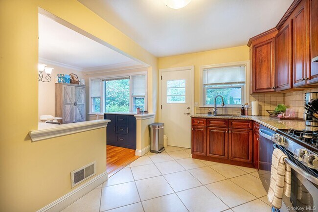 Building Photo - 11 Latonia Rd