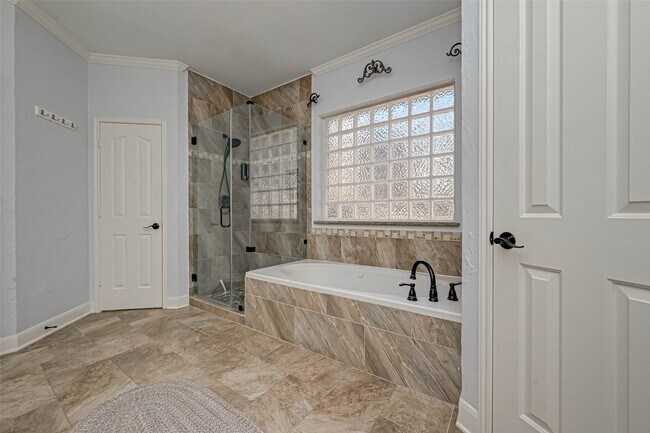 Building Photo - 11 Gabled Pines Pl