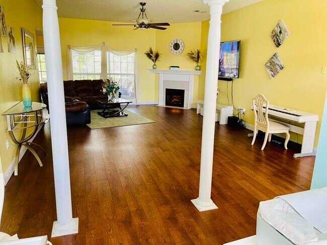 living room - 732 Denise Dr
