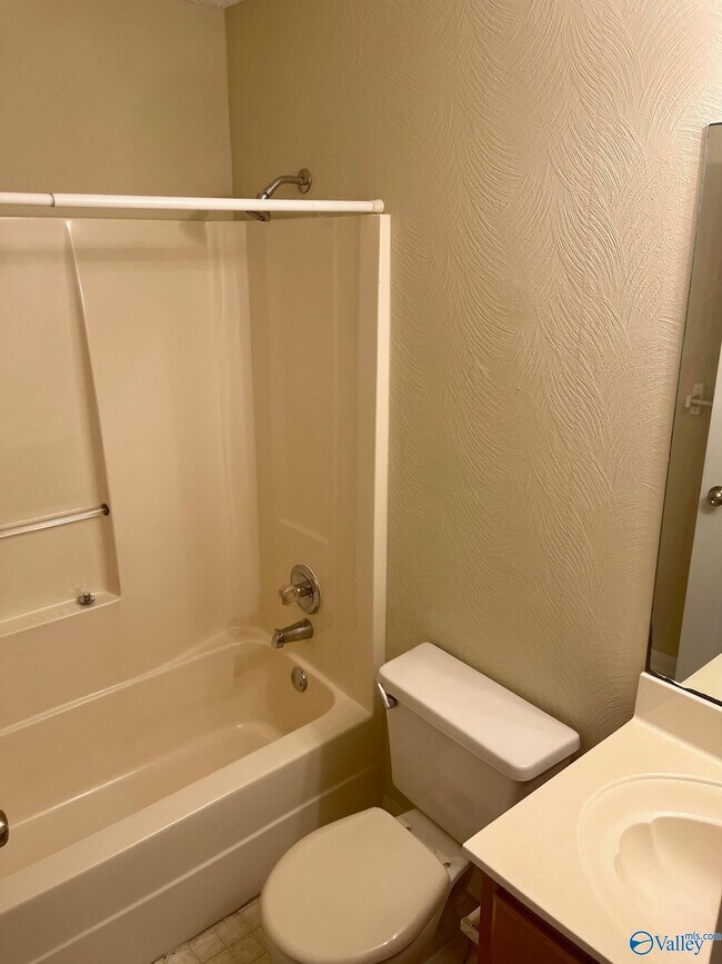 Building Photo - 2524 Autumn Ridge Dr SW