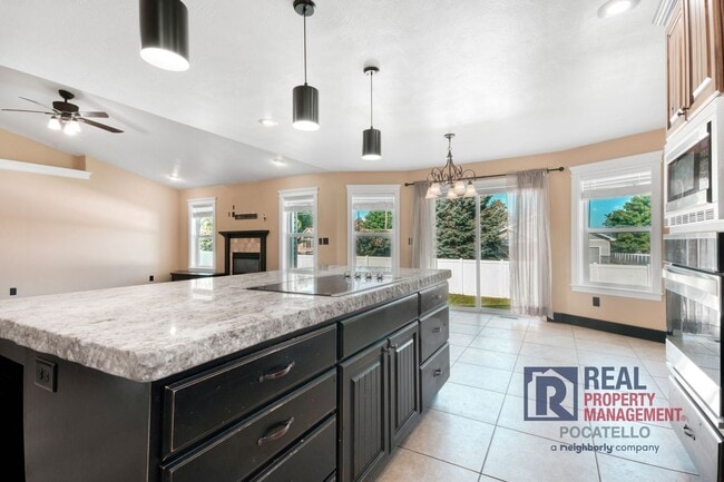 Building Photo - Beautiful - Elegant - 5 Bedrooms - 3 Car -...