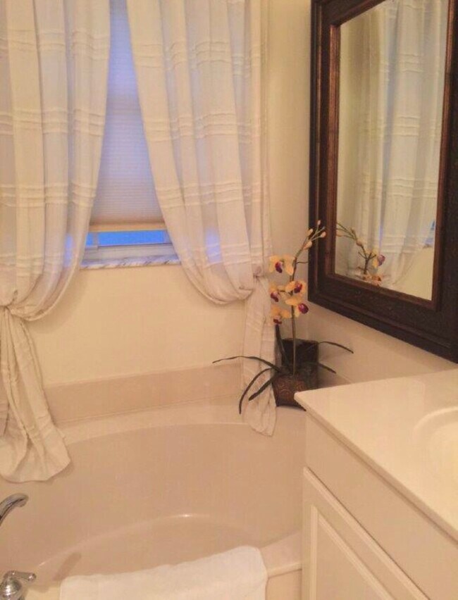 Master bathroom - 3240 Fairway Cir