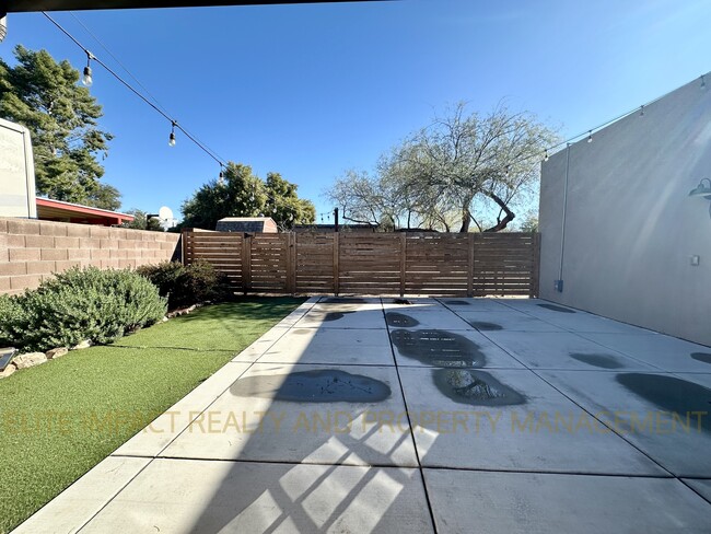 Building Photo - 2140 N Northway Ave