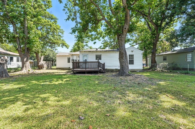 Building Photo - 1605 Maple Dr