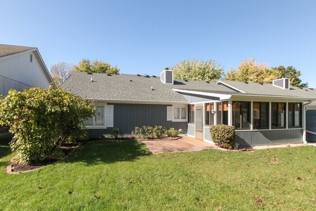 Building Photo - Walk from this Charming Home To The Carmel Arts District!