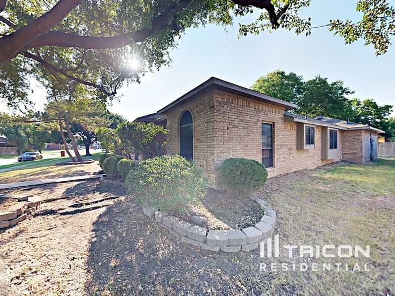Building Photo - 2804 Beau Dr