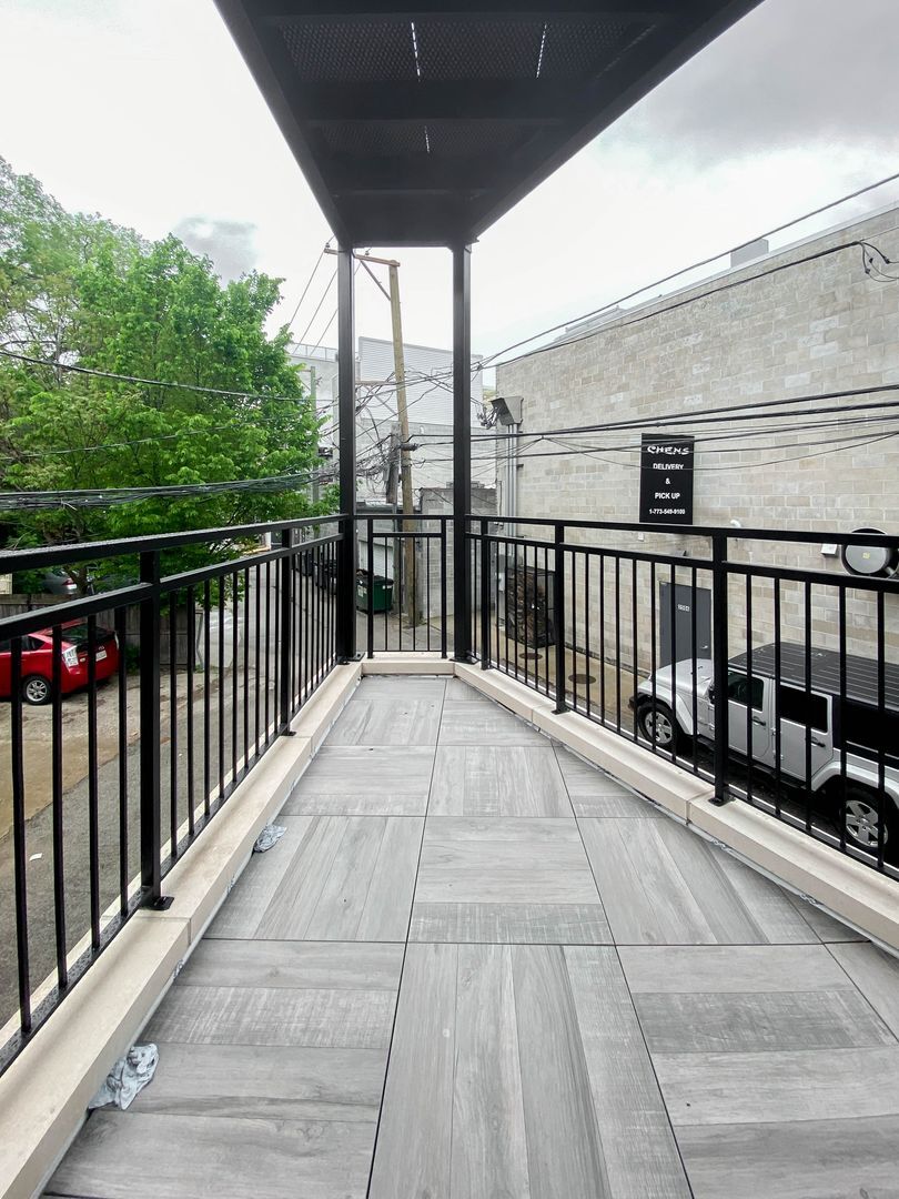 Building Photo - 1058 W Cornelia Ave