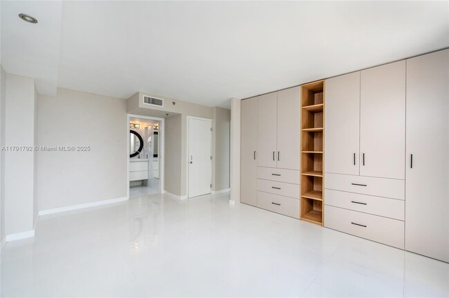 Building Photo - 540 Brickell Key Dr