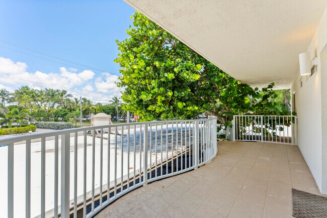 Building Photo - 1203 Hillsboro Mile