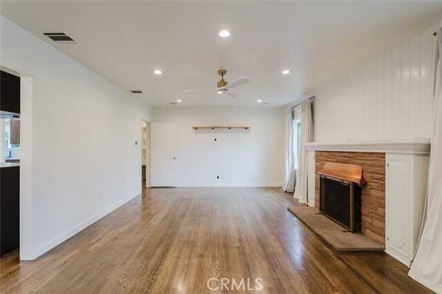 Building Photo - 831 E Walnut Ave