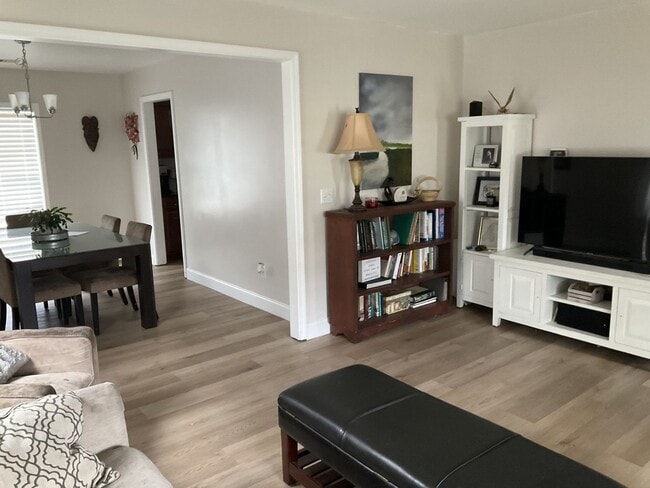 Building Photo - Beautiful 4 Bedroom/  2.5 Bath located in ...