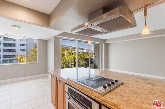 Building Photo - 818 N Doheny Dr