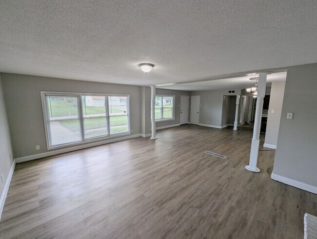 Building Photo - Farmview Vista - Section 8 Friendly!