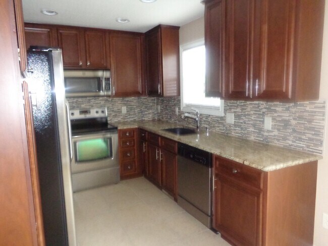 Building Photo - 3462 Southwood Dr