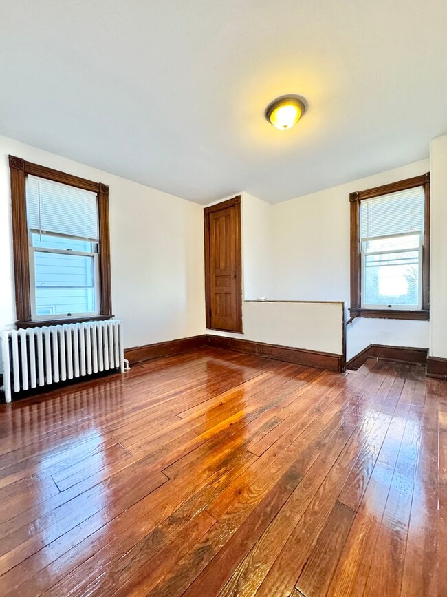 Building Photo - Spacious Duplex with hardwood floors and g...