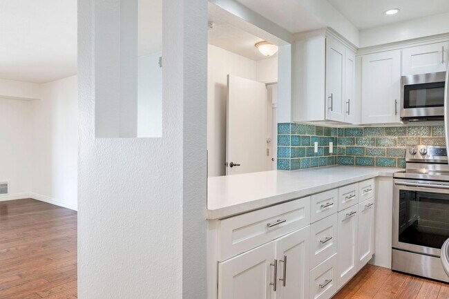 Building Photo - Modern Condo with over 1300 Square Feet wi...