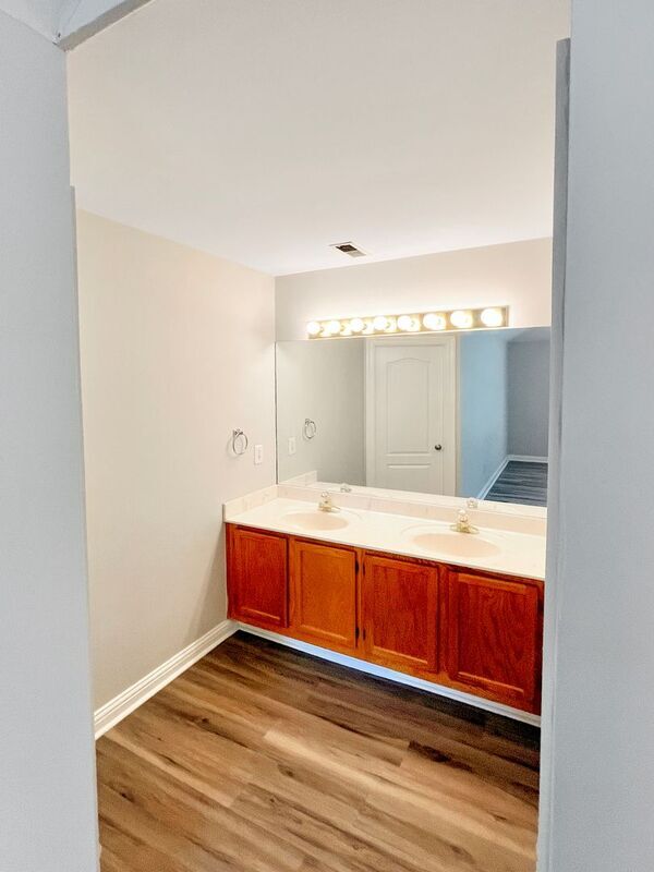 Building Photo - 507 Creek Point