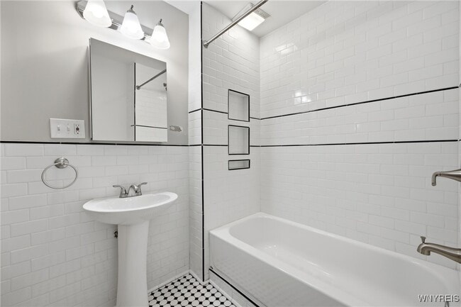 Building Photo - 359 Parkdale Ave