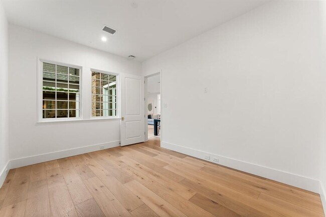 Building Photo - 2530 Stanmore Dr