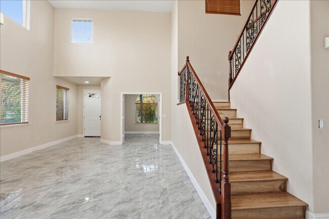 Building Photo - 70 Arches Cir