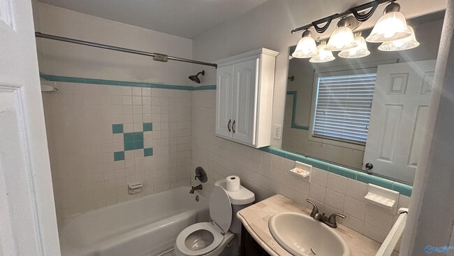 Building Photo - 2106 Giles Dr NE