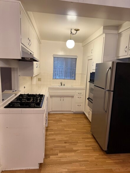 Building Photo - 10350 Almayo Ave