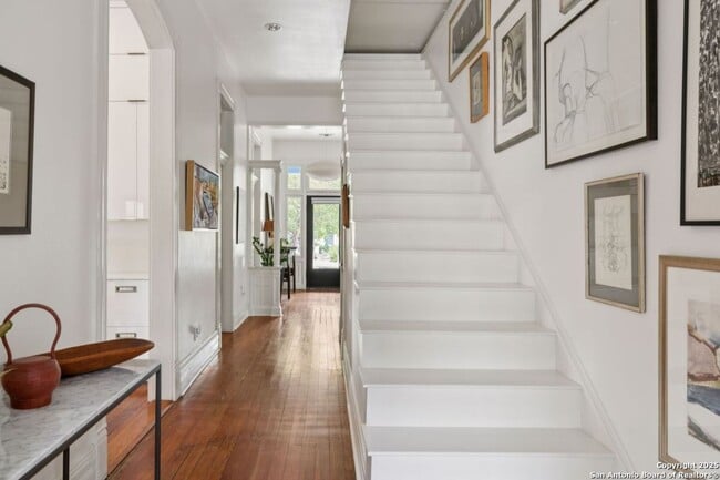 Building Photo - HISTORIC CHARM IN KING WILLIAM