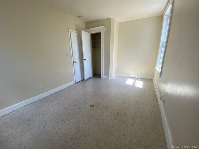 Building Photo - 282 Putnam St