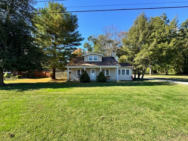 Building Photo - 3 Bed/2 Bath Single Fmaily Home