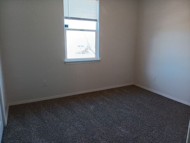 Building Photo - 3 Bedroom, 2 Bathroom Home! Available Soon!!