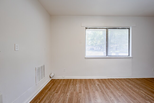 Building Photo - 15216 Bellaire Ave