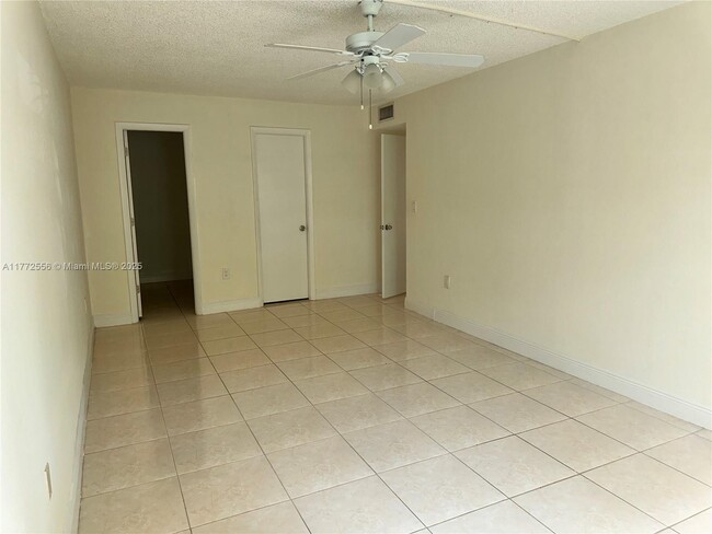 Building Photo - 9320 Fontainebleau Blvd