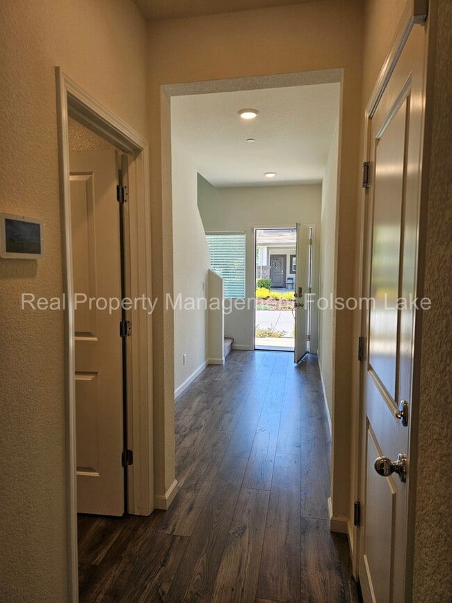 Building Photo - 4bd 2.5ba Home in the desirable Parkbridge...