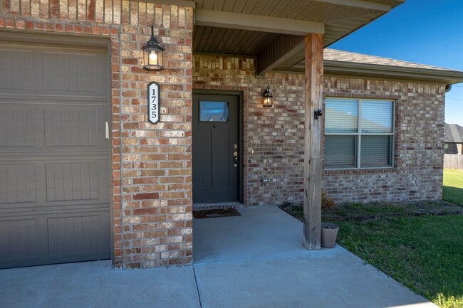 Building Photo - 1733 Booker Cir