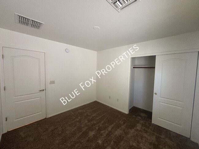 Building Photo - 270 E Shore Cliff Pl