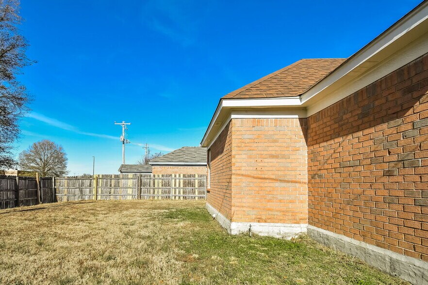 Building Photo - 4127 Lake Cross Dr W