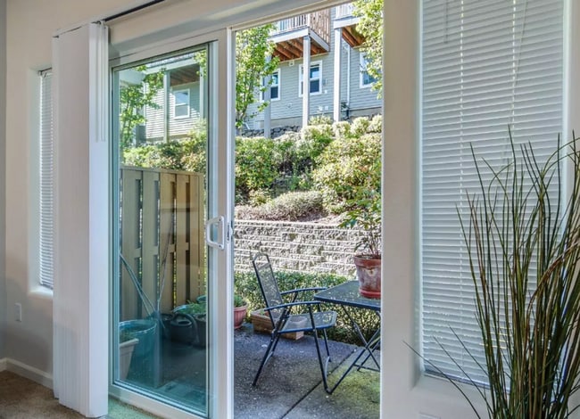 Building Photo - Gorgeous Murrayhill Town Home in a communi...