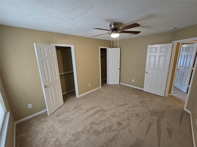Building Photo - 1820 Branch Hill Dr