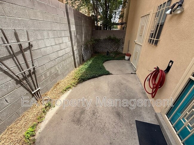 Building Photo - 2816 Enebro St NE