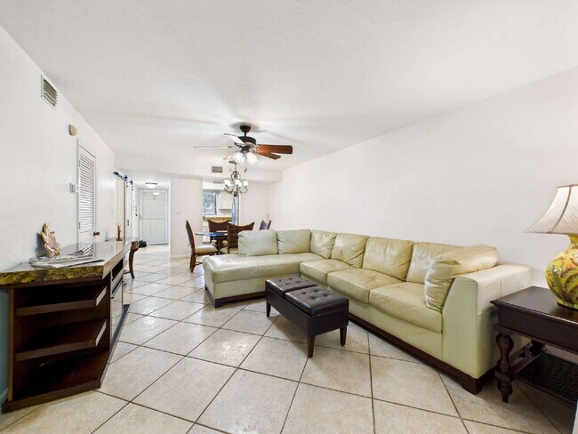 Building Photo - Furnished 2BR/2BA Pine Haven Condo with Pr...