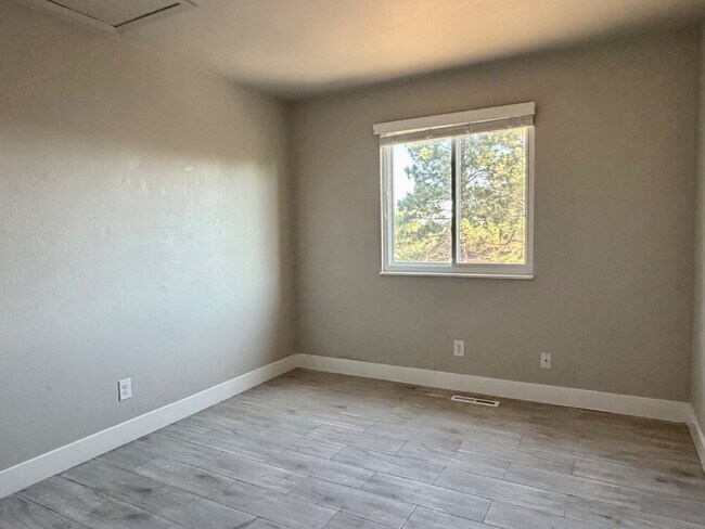 Building Photo - Spacious 4 bedroom, 3 bathroom home in the heart of Aurora is ready for immediate move in! Conven...