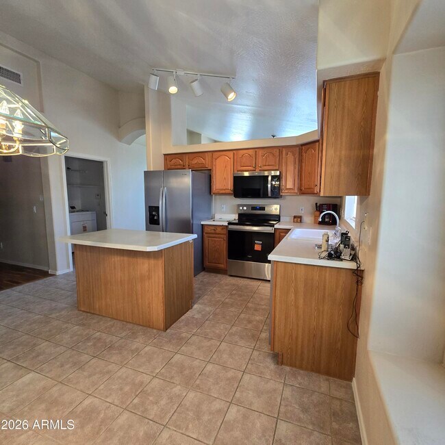 Building Photo - 1125 E Montoya Ln