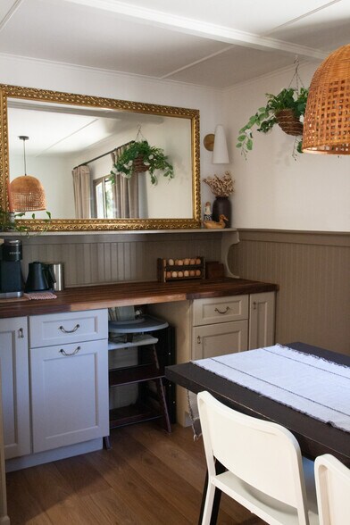 Building Photo - 170 N Arnaz St