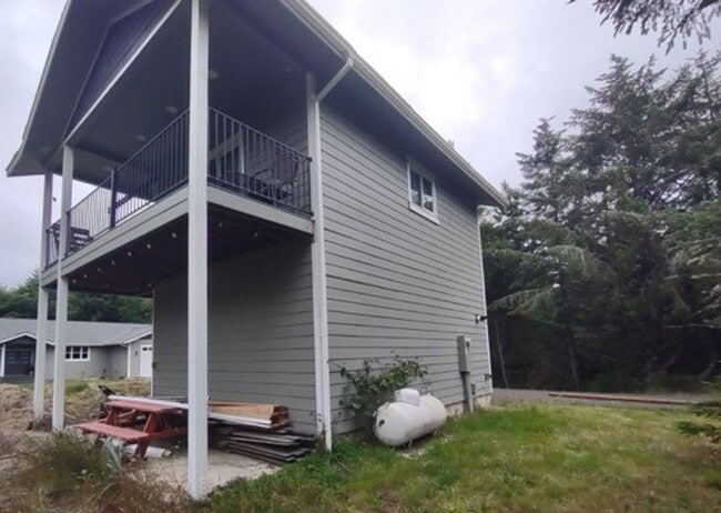 Building Photo - Studio Apt in Private Setting