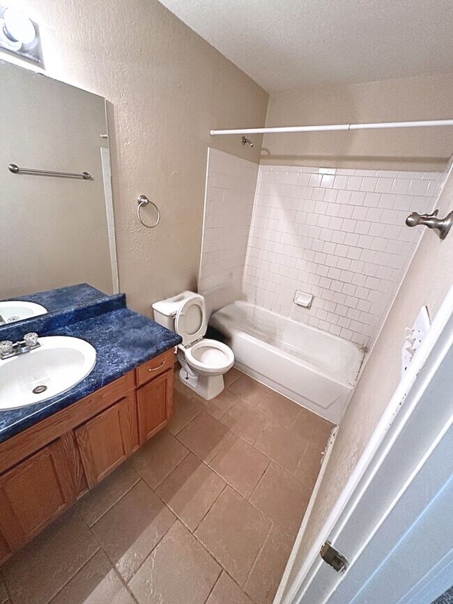 Building Photo - AVAILABLE NOW!