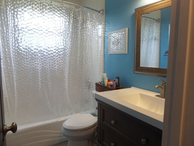 Building Photo - Beautiful 3 bedroom Home