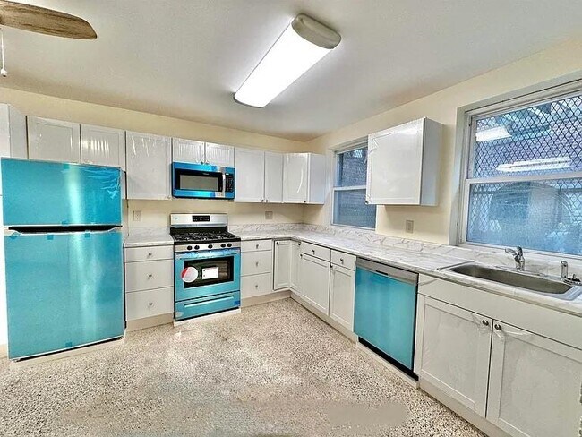 Building Photo - 902 Washington St