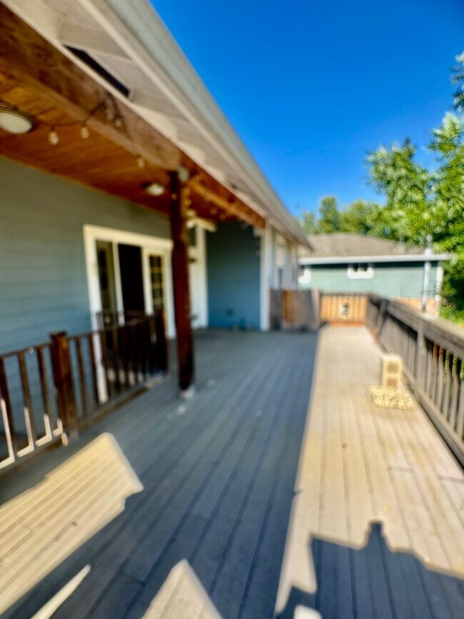 Building Photo - Charming 3-Bedroom, 2-Bath Home in a Pictu...