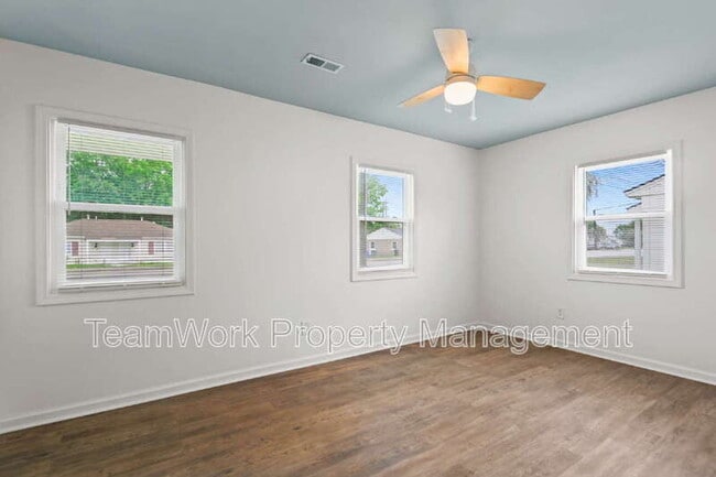 Building Photo - 3107 Azalea Dr