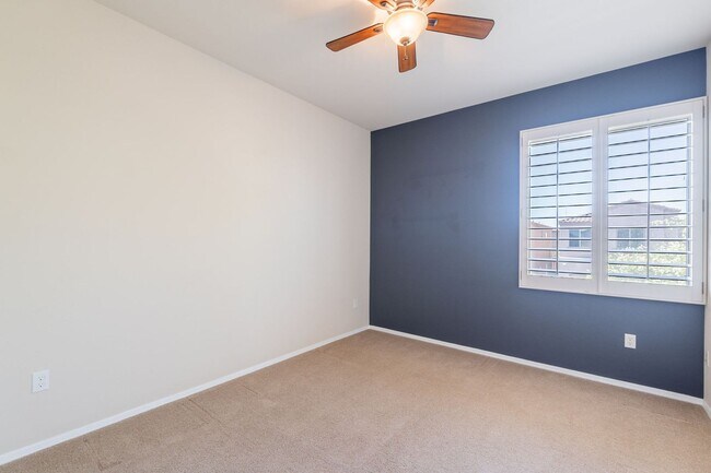 Building Photo - Bright, Spacious Riverside Crossing Retrea...